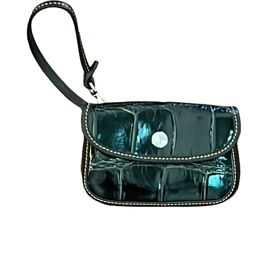 Dooney and Bourke small wristlet. Very adorable.
